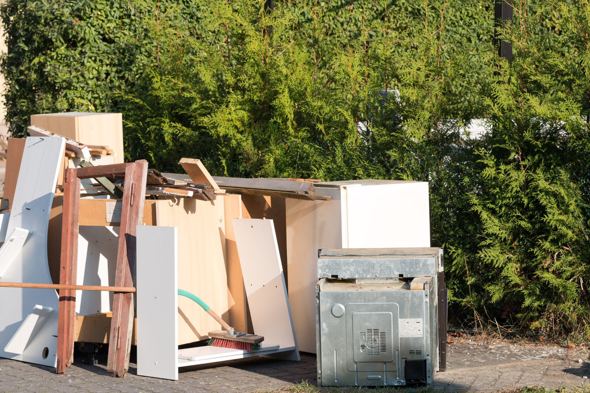 Möbel stehen vor einer Hecke zur Abholung im Rahmen einer Haushaltsauflösung bereit